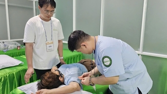 Đoàn y tế Hàn Quốc khám bệnh y học cổ truyền cho người dân Châu Đức