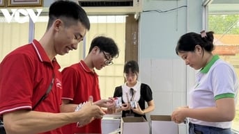 Nhân viên y tế TPHCM miệt mài đóng thuốc gửi người dân vùng bão lũ