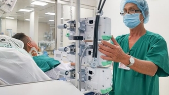 Chủ quan khi bị mèo cắn, người đàn ông nguy kịch vì nhiễm “vi khuẩn ăn thịt người”