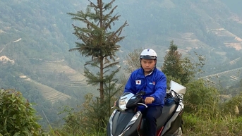 Chở loa di động len lỏi lên nương để truyền thông đến đồng bào