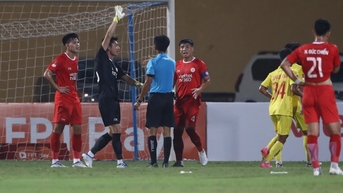 CLB Viettel thoát thua dù đá hơn người CLB Thanh Hóa