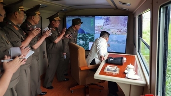 Chủ tịch Kim Jong-un thị sát các cuộc thử nghiệm vũ khí, Mỹ cảnh giác, tuyên bố không muốn xung đột
