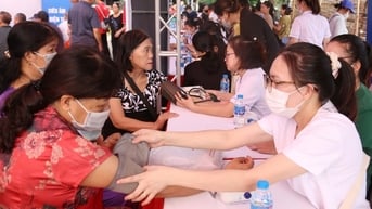 Hơn 2.000 người dân Hà Nội được khám sàng lọc miễn phí bệnh phổi, tim mạch