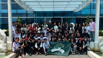 Sinh viên Trường đại học Cần Thơ tham quan VWS