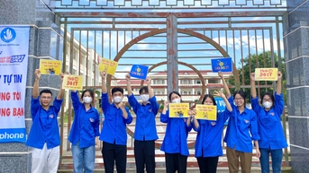 Động viên đội hình tình nguyện "Tiếp sức mùa thi" năm 2023