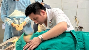 Nam bác sĩ hiến giác mạc của mẹ để mang lại ánh sáng cho 2 người