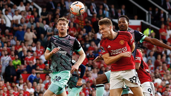 Man Utd ngược dòng trong bốn phút bù