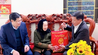 Lãnh đạo TP Hà Nội thăm, tặng quà Mẹ Việt Nam Anh hùng Nguyễn Thị Cứu