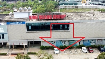 린댐의 많은 주차장 프로젝트가 변형된 모습, 사람들의 차가 거리로 쏟아져 나오고 있다.