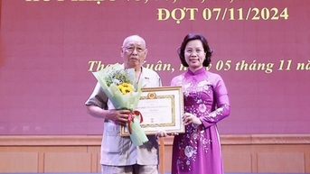 Quận ủy Thanh Xuân trao Huy hiệu Đảng tặng các đảng viên lão thành