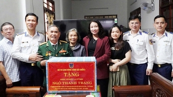 Bộ Tư lệnh Vùng Cảnh sát biển 2 thăm, tặng quà gia đình chính sách