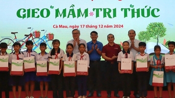 Trao hàng trăm suất học bổng cho học sinh ở Cà Mau