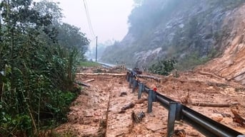 Đèo Khánh Lê nối Nha Trang – Đà Lạt tê liệt do sạt lở nghiêm trọng
