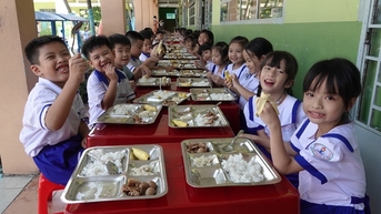 Trường học TP.HCM khuyến khích học sinh chấm điểm bữa ăn bán trú