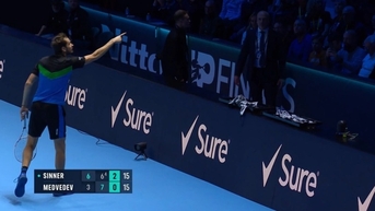 Daniil Medvedev thách thức khán giả Italy ở trận thua Jannik Sinner