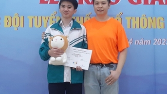 និស្សិតប្រុស Quang Tri ទទួលបានអាហារូបករណ៍ពាក់កណ្តាលពាន់លានដុងពីសាកលវិទ្យាល័យជាតិទីក្រុងហូជីមិញ