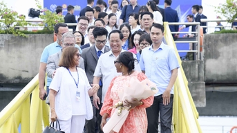 Đoàn Đại biểu dự Hội nghị Nghị sĩ trẻ toàn cầu lần thứ 9 thăm Vịnh Hạ Long