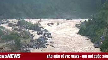 Tìm cách cứu 4 người ở Quảng Nam bị mắc kẹt giữa sông