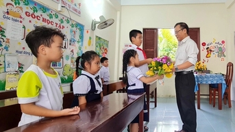 Tri ân thầy cô giáo ở Trường Sa