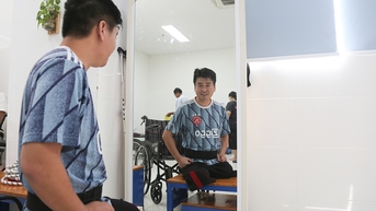 모래산적을 잡다가 두 다리를 잃은 선장의 역경을 극복하기 위한 노력