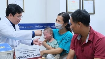 Bé trai 1 tuổi phồng rộp cả mặt, chảy dịch vì viêm da cơ địa