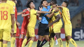 Viettel suýt thua Thanh Hoá trong ‘cơn mưa thẻ’ ở V-League