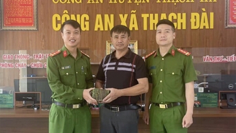 Người dân trả lại 100 triệu đồng rơi từ nóc ôtô