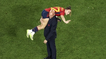 FIFA xem xét kỷ luật Chủ tịch LĐBĐ Tây Ban Nha vì hôn môi nữ cầu thủ