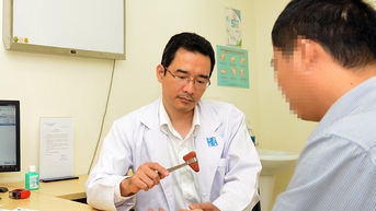 Tay chân người đàn ông bị biến dạng khớp kỳ quái vì căn bệnh này