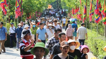 수천 명의 사람들이 람킨 축제에 열광적으로 참여합니다.