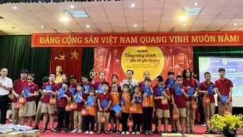 Mang Trung thu yêu thương đến với học sinh các trường chuyên biệt tại Hà Nội