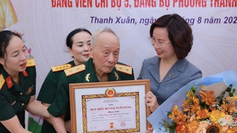 trao Huy hiệu 80 năm tuổi Đảng tặng Trung tướng Phạm Sinh