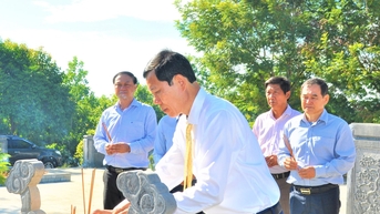 Đoàn đại biểu dự Đại hội MTTQ tỉnh Quảng Ngãi viếng nghĩa trang liệt sĩ