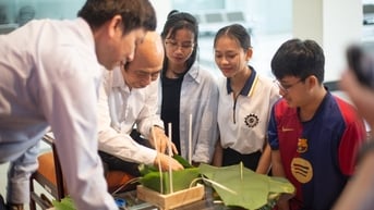 Thầy hiệu trưởng Việt hướng dẫn sinh viên Myanmar gói bánh chưng