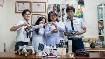 Học sinh thiết kế máy tái chế chai nhựa thành vật liệu in 3D