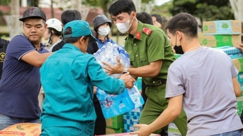 Những chuyến xe đầy nghĩa tình của người dân Đắk Lắk hướng về đồng bào miền Bắc