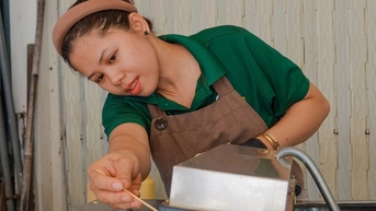 Mẹ 3 con bán 2.000 bánh đồng xu mỗi ngày, doanh thu hơn 6 tấn lúa