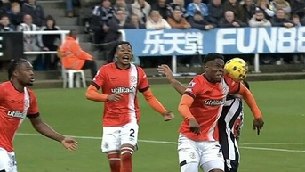 HLV rối trí với luật cản bóng bằng tay ở Ngoại hạng Anh