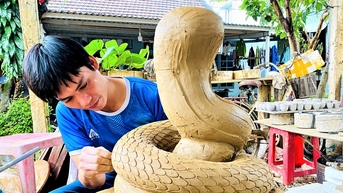 វិចិត្រករ​បង្កើត​តុក្កតា​ពស់​សម្រាប់​បុណ្យ​ចូល​ឆ្នាំ​ថ្មី​ឆ្នាំ 2025