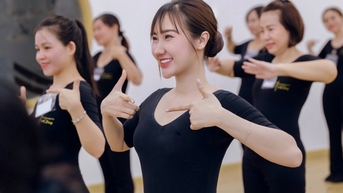 Người Việt trẻ đi học nói, cười