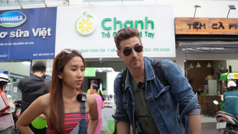 ភ្ញៀវ​ទេសចរ​លោក​ខាង​លិច​រំភើប​ចិត្ត​តម្រង់​ជួរ​រង់ចាំ​ជា​ច្រើន​ម៉ោង​ដើម្បី​រីករាយ​ជាមួយ​តែ​ក្រូច​ឆ្មា​ក្នុង​ទីក្រុង​ហូជីមិញ។