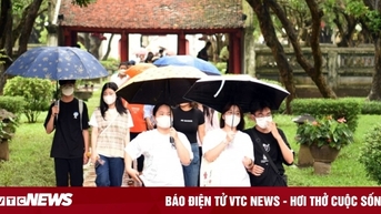 Bất chấp trời mưa, sĩ tử vẫn tấp nập đến Văn Miếu, Đền Ngọc Sơn cầu may
