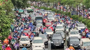 Người dân lại chật vật nhích từng mét trên đường giữa cơn mưa lớn giờ tan tầm