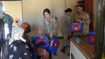 Bác sĩ 'mũ nồi xanh' khám sức khỏe cho phụ nữ và trẻ em gái Nam Sudan