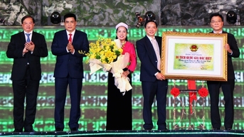 ឧបនាយករដ្ឋមន្ត្រី Le Thanh Long បានស្នើថា Hoa Binh ធ្វើអាជីវកម្មបេតិកភណ្ឌរបស់ខ្លួនបានយ៉ាងល្អ ហើយក្លាយជាគោលដៅទាក់ទាញ។