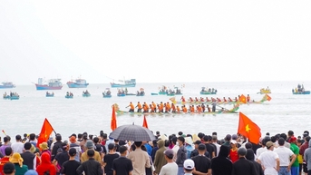 Lễ hội đua thuyền tứ linh ở Quảng Ngãi thu hút hàng nghìn du khách
