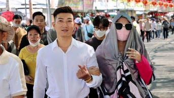 많은 사람들이 새해가 시작되면 추아찬산에 있는 신성한 사원으로 모여 기도를 드립니다.