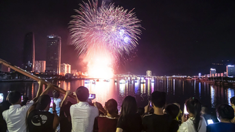 Biển người chen chân bên sông Hàn xem chung kết pháo hoa quốc tế 2024