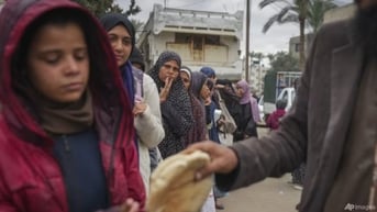 Phụ nữ và trẻ em Gaza phải đi kiếm thức ăn từ những đống rác