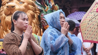Hàng ngàn người đội mưa khai hội chùa Hương